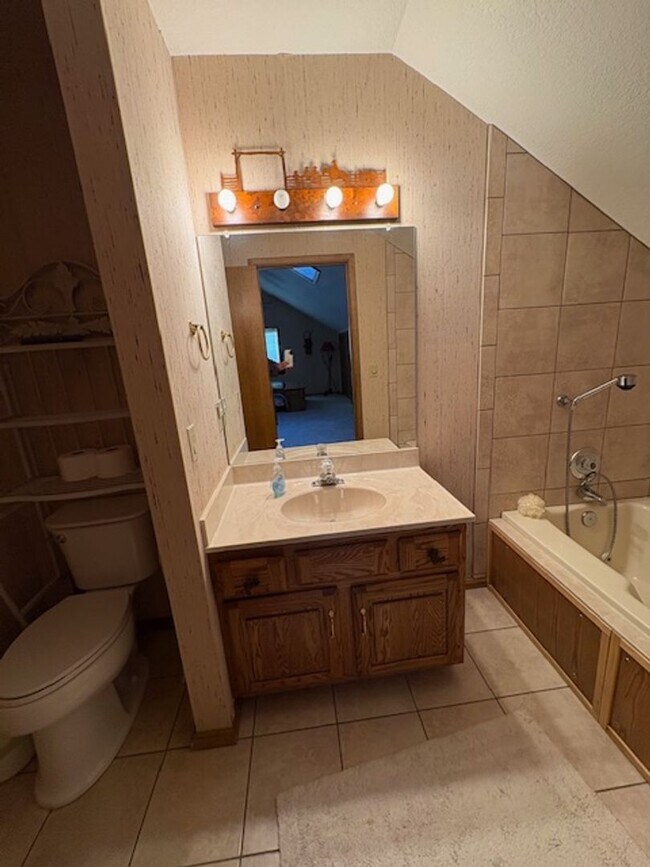 Building Photo - 165 Holly Tree Cir