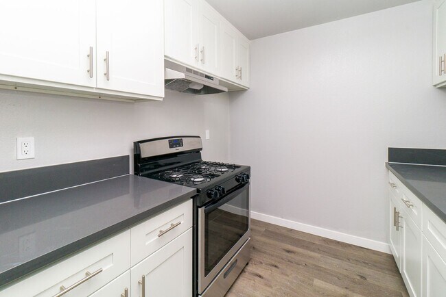 Building Photo - Beautiful Studio in Wilmington HALF OFF FI...