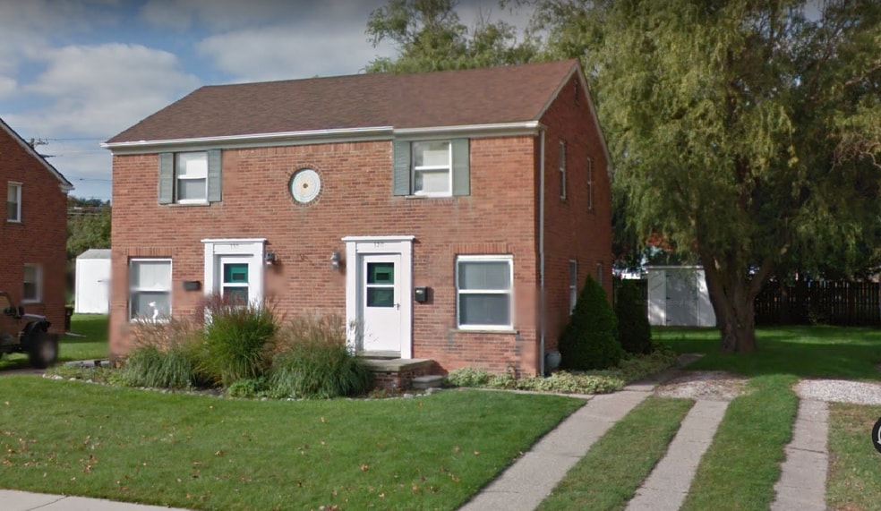 Front View - 320 Parkview Dr