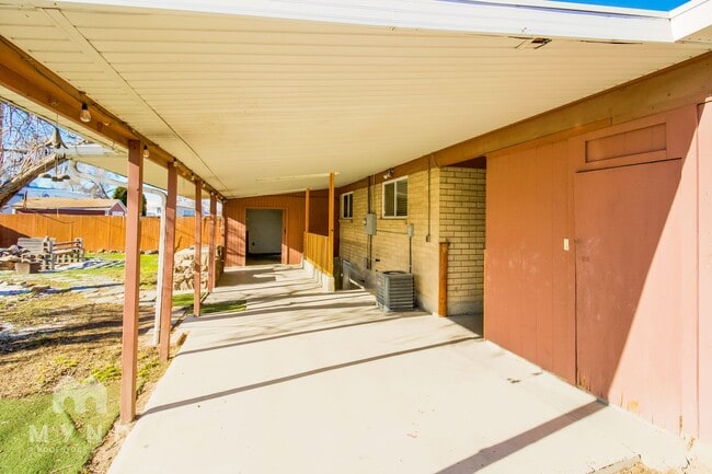 Building Photo - 381 Marquette Dr