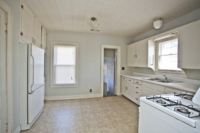 Building Photo - ***403 SW E Street***