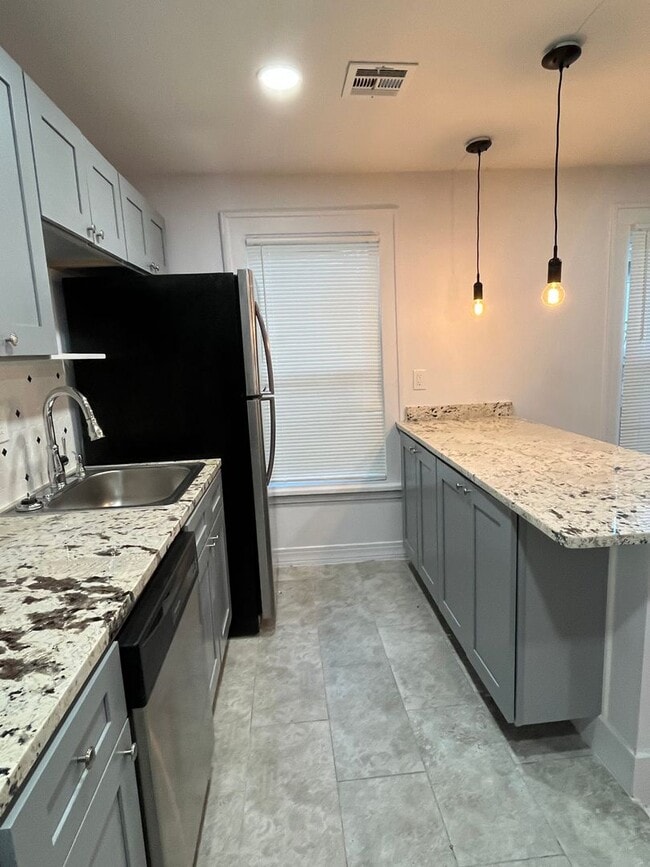 Building Photo - 2 bedroom House with Bonus Room and Fenced Yard