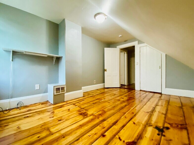 Building Photo - 18 Montvale Ave
