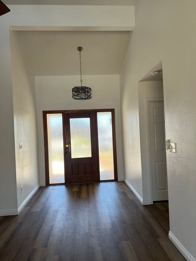 Building Photo - Rosedale House - Move In Ready