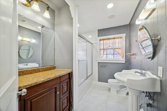 Building Photo - 1900 Oregon St