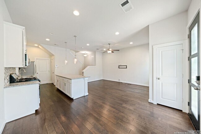 Building Photo - 215 E Courtland Pl