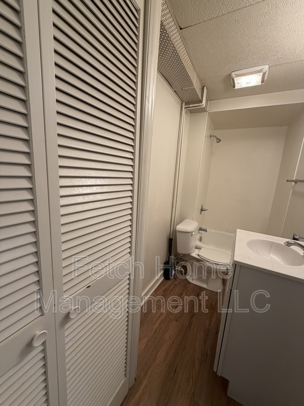 Building Photo - 233 S 4th St