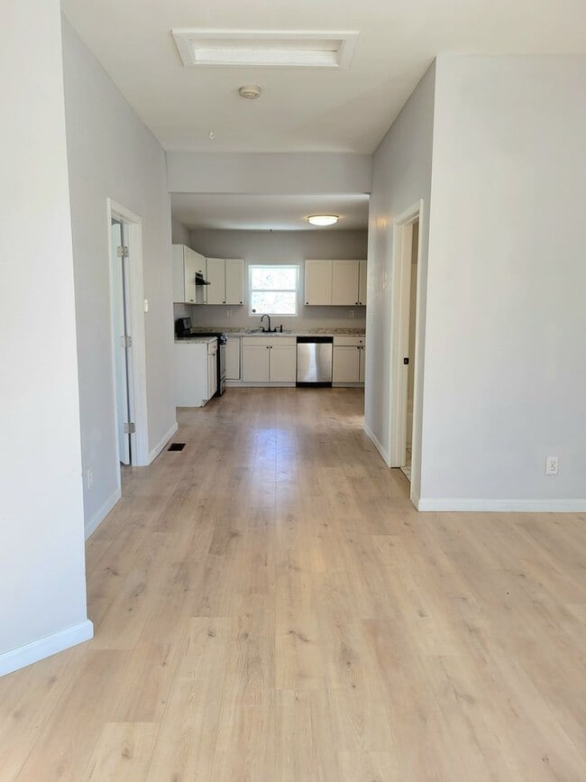 Building Photo - Renovated and Ready to Rent...340 N Aurora Collinsville