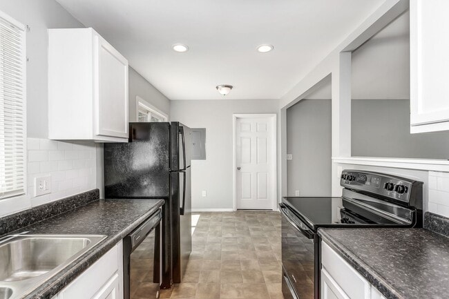 Building Photo - 3 Bed, 1 Bath Home with Deck & Fenced Backyard