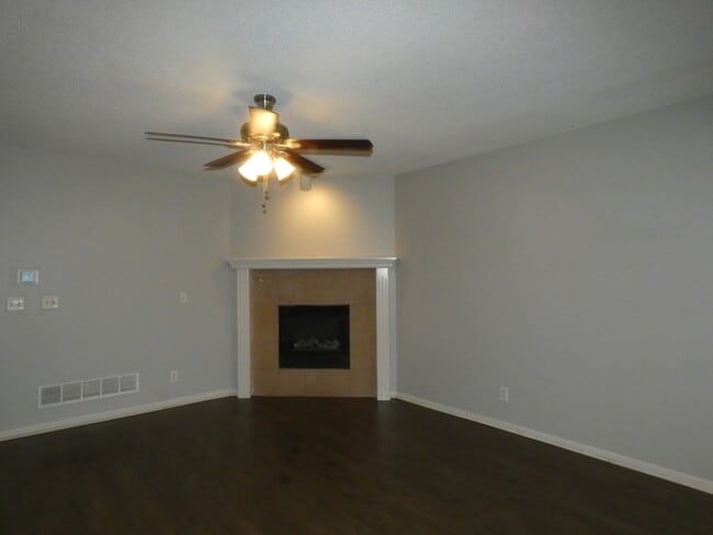 Building Photo - Town Home in North Kansas City!