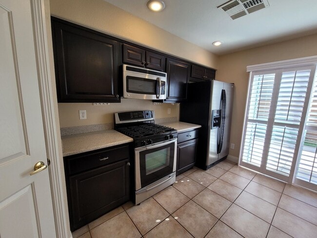 Building Photo - Beautiful Single Story Town Home in Mountains Edge Community