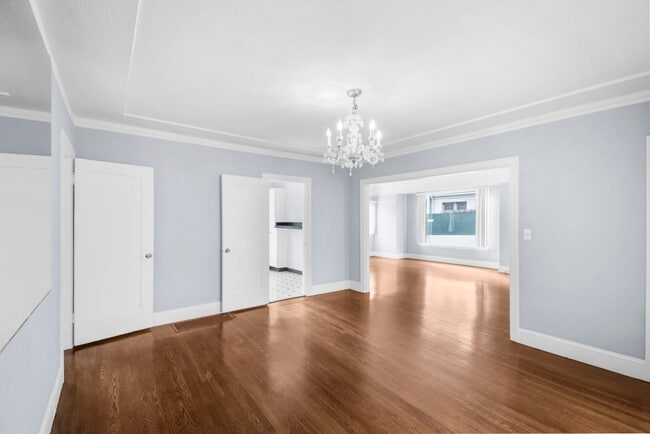 Building Photo - 733 Grosvenor Pl