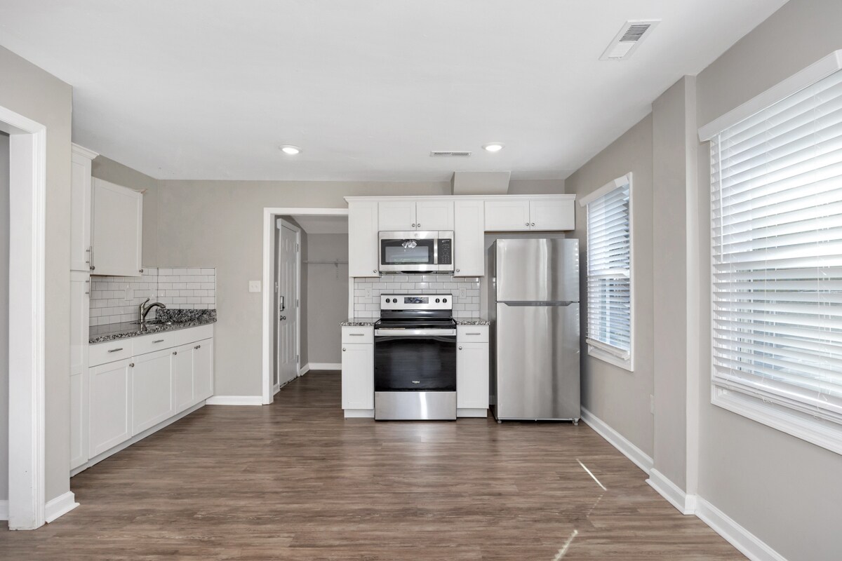 Building Photo - 907 Fairway Dr NW