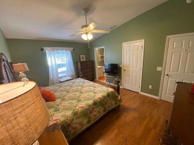 Building Photo - Location, Location, Location - ANNUAL LEASE in the Village of Belvedere