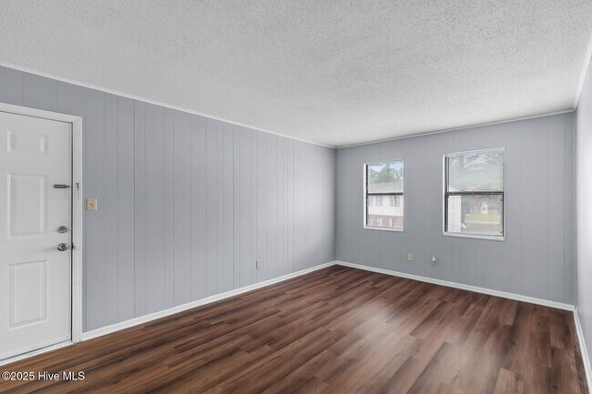 Building Photo - 107 Ravenwood Dr