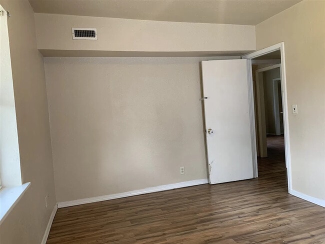 Building Photo - 402 W Poplar Ave