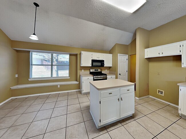 Building Photo - ***500 off the first full month’s rent with a move-in on or before 4/15*** Corner Lot in White Se...