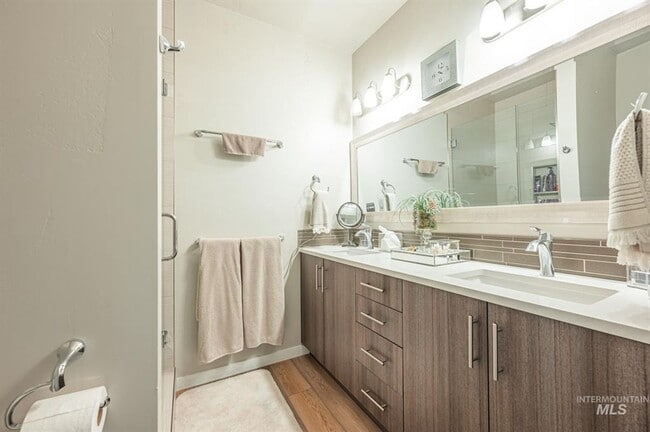 Building Photo - Luxury Apartment