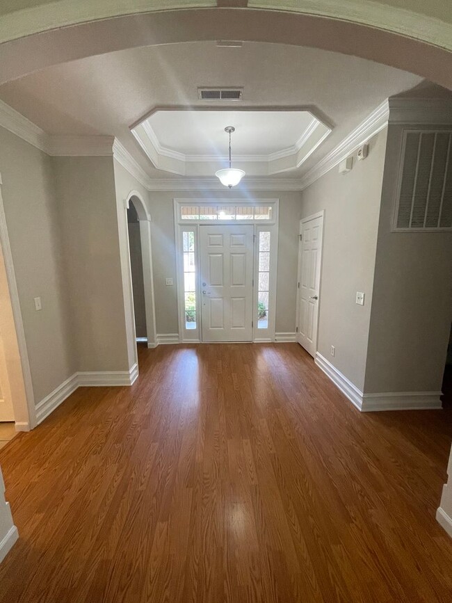 Building Photo - 3 Bedroom, 2 Bath Townhome Minutes from Ha...