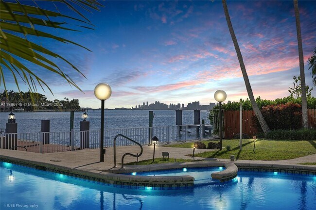 Building Photo - 1180 Bay Dr