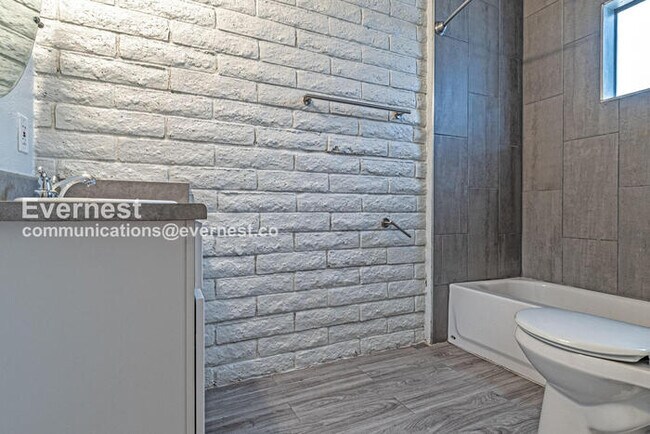 Building Photo - 1014 S Farmer Ave