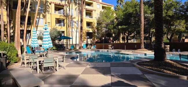 Building Photo - Short or long term available! Beautiful furnished 1 bedroom located in the heart of the strip!