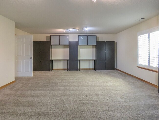 Building Photo - Master on Main- 3 Bedroom Plus 3 Bath Home...