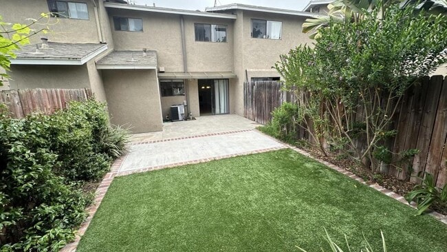 Building Photo - 2424 Santa Ana Ave