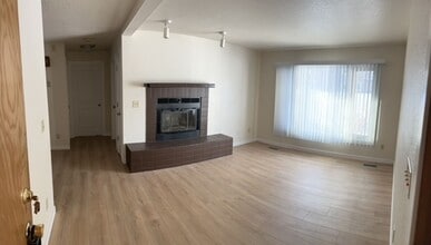 Building Photo - 2 Bedroom Condo!