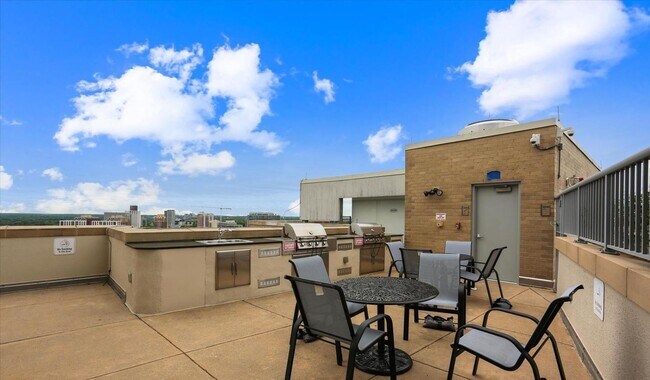 Building Photo - Luxury 1 bedroom 1 bath condo with great amenities