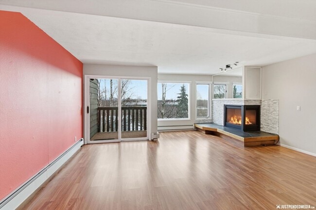 Building Photo - Downtown Living