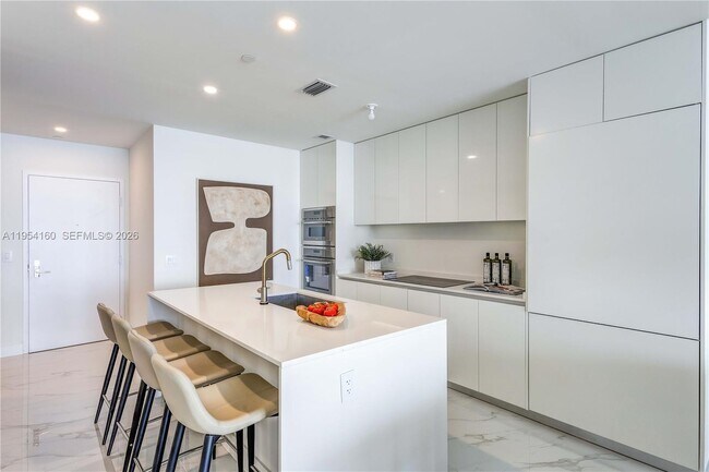 Building Photo - 700 NE 24th St