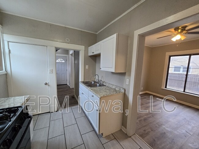 Building Photo - 214 Edwards St