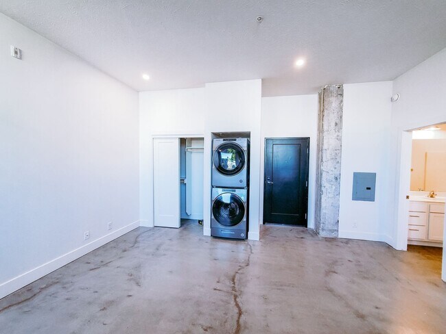 Building Photo - Exposed Brick Studio Apartment at a Great Price!