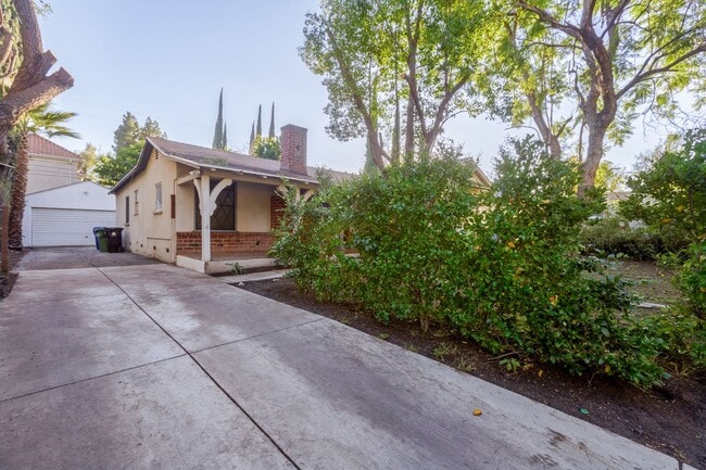 Building Photo - 15826 Magnolia Blvd