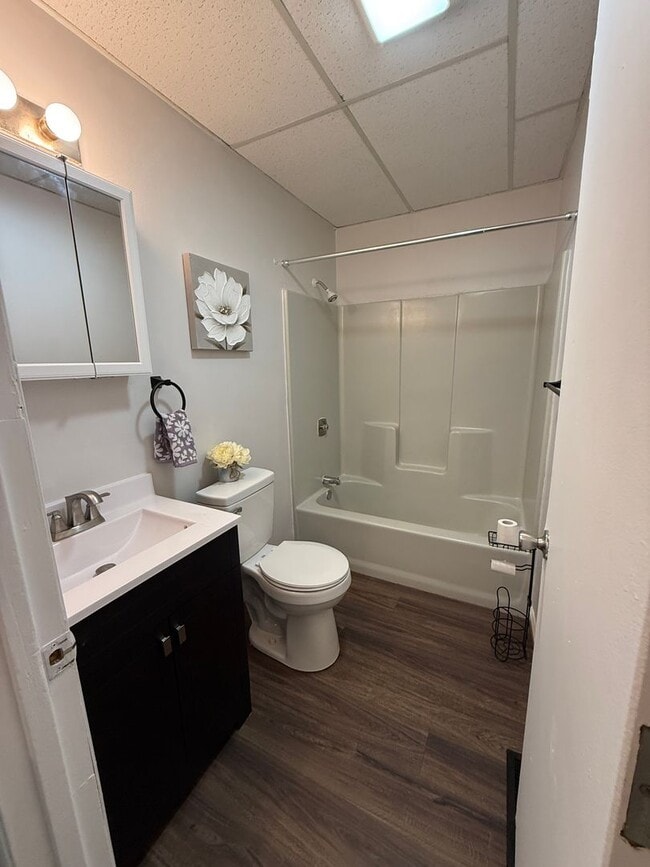 Building Photo - Don't miss out on this beautifully updated unit!