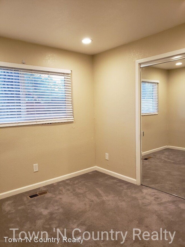 Building Photo - 802 Sunset Dr