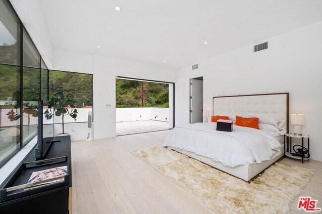 Building Photo - 2048 N Beverly Dr