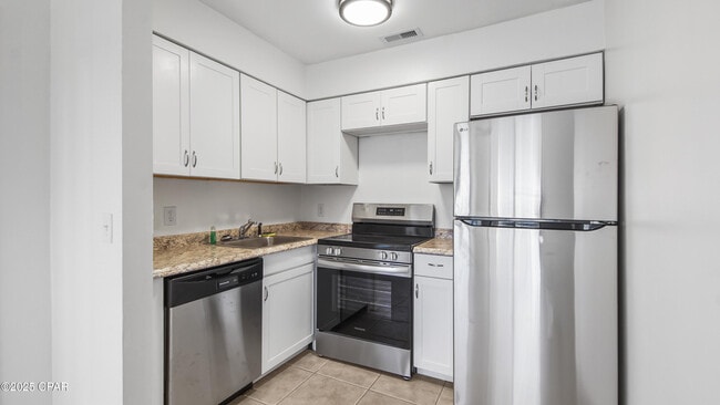 Building Photo - 4114 Holiday Dr