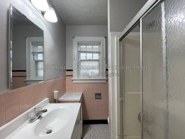 Building Photo - 839 W Larch Ave