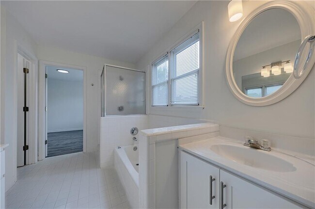 Building Photo - 5795 Dovnick Dr SW