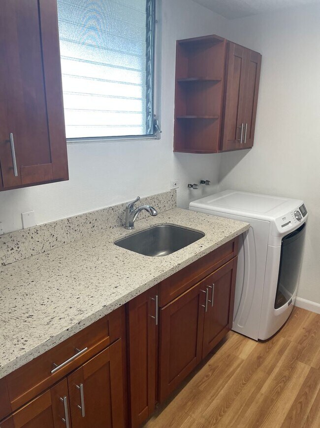 Building Photo - Victoria Plaza - Makiki/Punchbowl - 2/2/1 ...