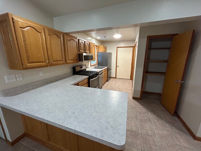 Building Photo - 2 bedroom, 2 full bath with attached garage