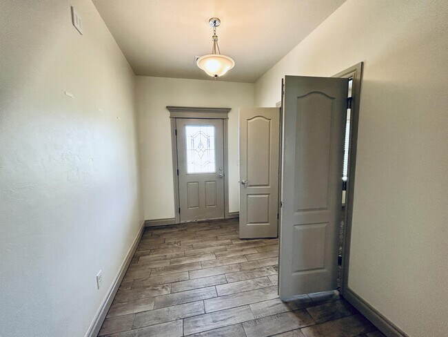 Building Photo - 13132 NE Jaguar Ln