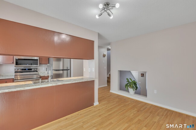 Building Photo - 60 Old Town Rd