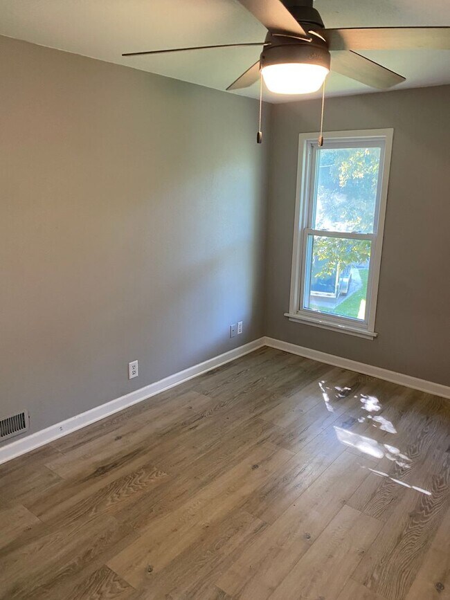 Building Photo - 5 Bed 2 Bathroom Home in Whitewater