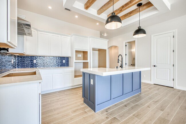 Building Photo - Beautiful East side House 4 bed-2.5 baths, part of The Overlook Casa Club that includes Swimming ...