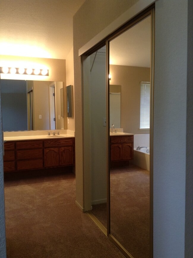 Building Photo - Beautiful 5 bedroom 3 bath home located in Antelope!