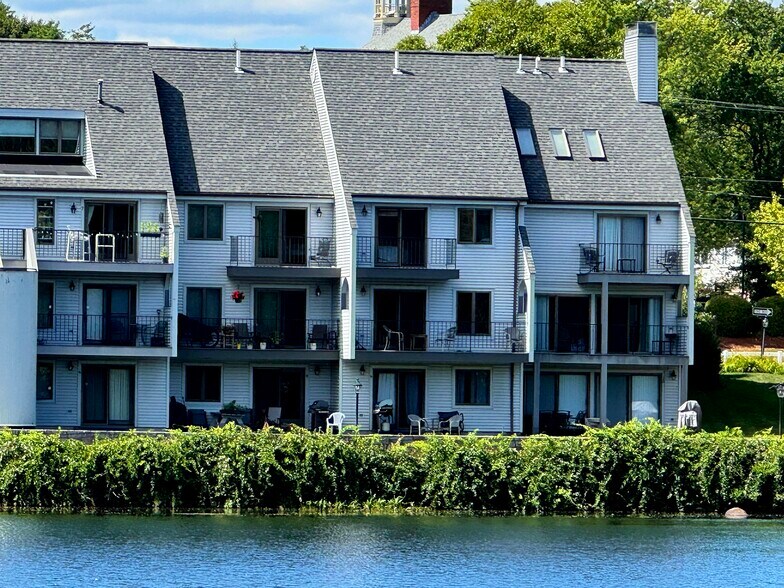 Building Photo - 33 River Front Dr