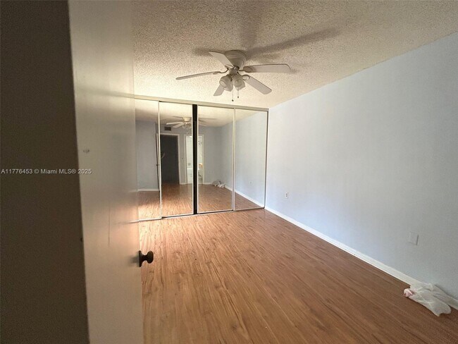 Building Photo - 409 Live Oak Ln